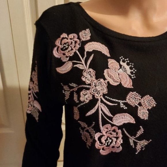 Time and Tru Black Embroidered Roses Long Sleeve Tunic Size S NWT - Picture 2 of 7